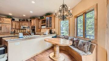 House, Multiple Beds, Hot Tub, Mountain View (Riverwood Lodge) | Private kitchen | Fridge, microwave, oven, stovetop