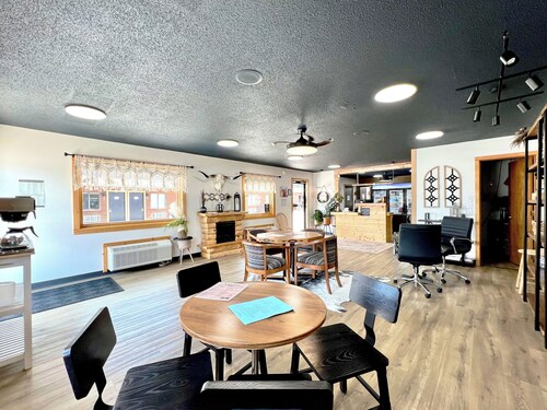 10-Hansen Inn & Cabins, Room, Double Queen, 2nd Floor, Dog Friendly, No Smoking