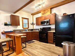 Een koelkast, een magnetron, een oven, een kookplaat