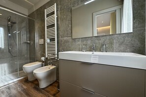 Dusche, Haartrockner, Bidet, Handtücher