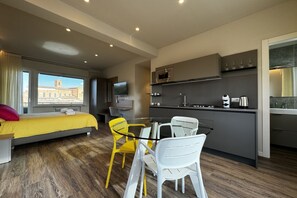 Room - Skyline-Moncheri (Studio Apartment with a View) (Siena)