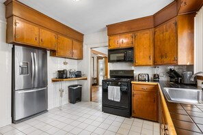 Fridge, microwave, oven, stovetop - 3BR Gem, 10 min to Yale, walk to Tweed (New Haven)