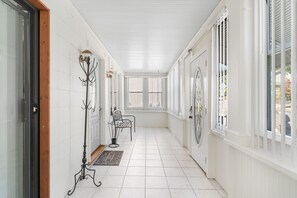 Interior - 3BR Gem, 10 min to Yale, walk to Tweed (New Haven)