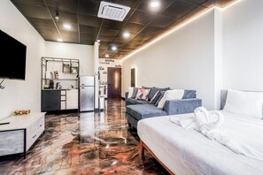 Living area - Melwood Suites Unit 105 Studio (Pittsburgh)