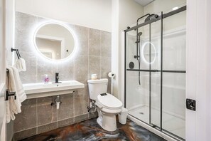 Studio, 1 grand lit et 1 canapé-lit, non-fumeur, coin cuisine | Salle de bain