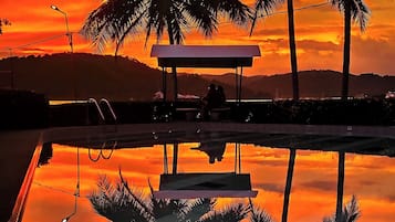 2 outdoor pools