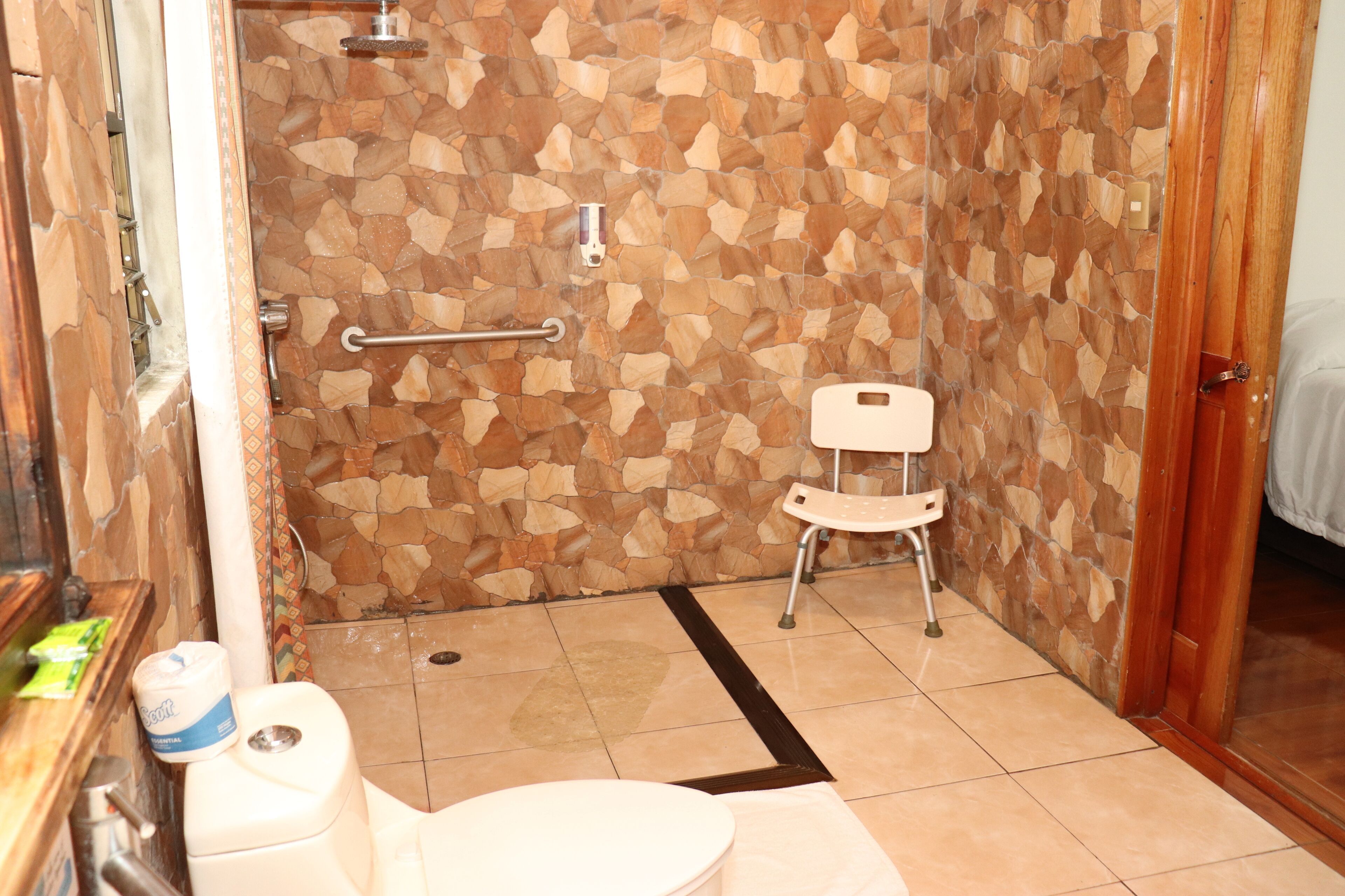 Habitación triple Confort, vista al jardín | Baño | Regadera, toallas, jabón, shampoo 