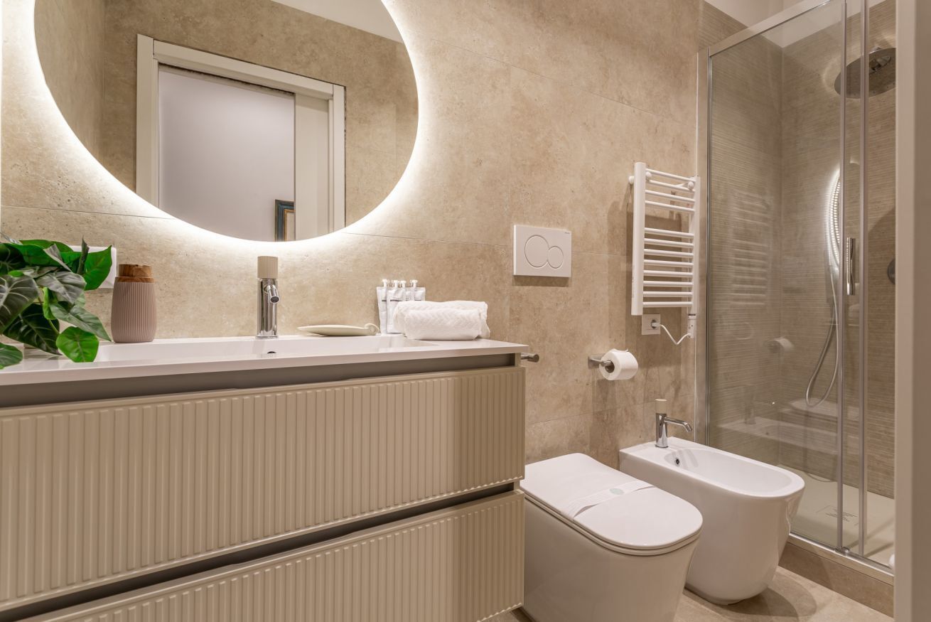 Shower, hair dryer, bidet, towels