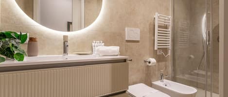 Shower, hair dryer, bidet, towels