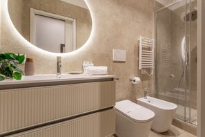 Shower, hair dryer, bidet, towels