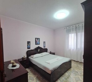 2 quartos, ferros/tábuas de passar roupa, Wi-Fi, roupa de cama
