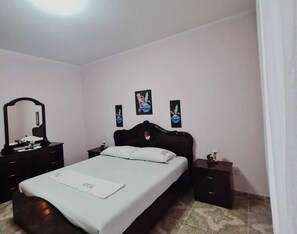 2 chambres, fer et planche à repasser, Wi-Fi, draps fournis