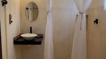 Douche, sèche-cheveux, serviettes fournies, savon