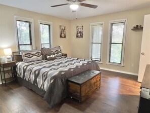 3 bedrooms, desk, iron/ironing board, WiFi