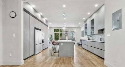 Spacious 4-bedroom townhome with WiFi and AC in marvelous Brooklyn