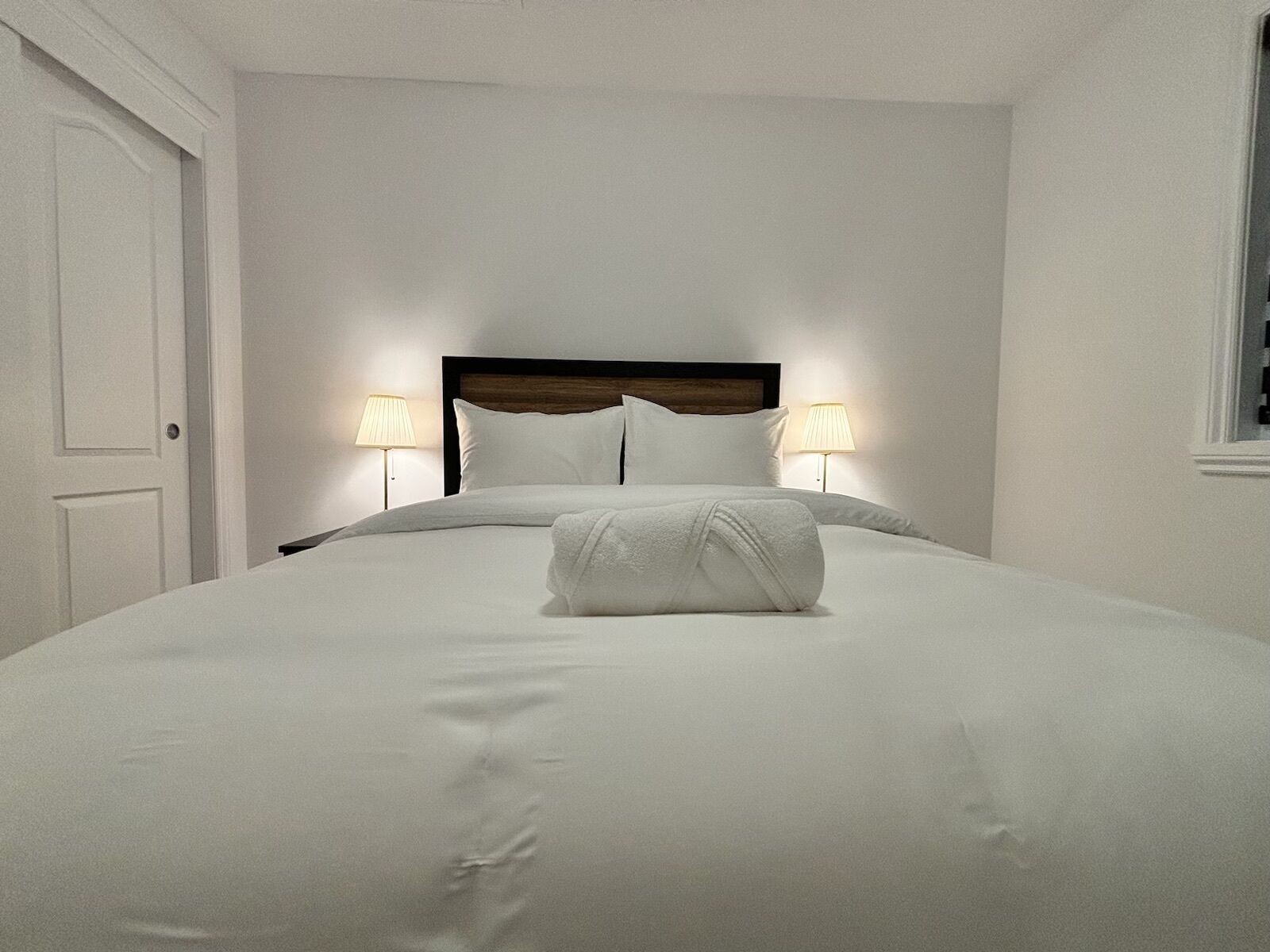 4 slaapkamers, een bureau, een strijkplank/strijkijzer, wifi