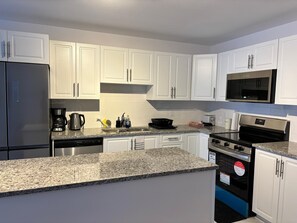 Een koelkast, een microgolfoven, een oven, een kookplaat