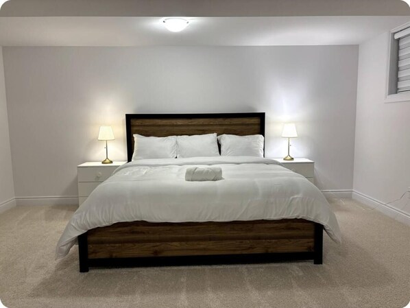 4 slaapkamers, een bureau, een strijkplank/strijkijzer, wifi