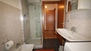 Dusche, Haartrockner, Bidet, Handtücher