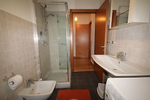 Dusj, hårføner, bidé og håndklær