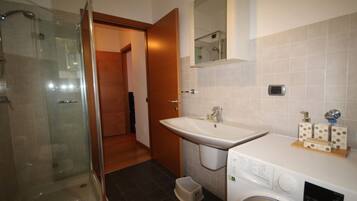 Dusche, Haartrockner, Bidet, Handtücher