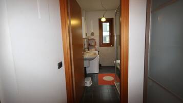 Dusche, Haartrockner, Bidet, Handtücher