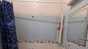 Un baño con bañera, lavamanos e inodoro.