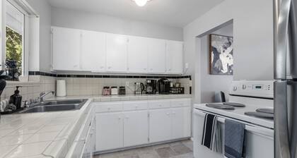 Charming 2-bedroom apartment with WiFi, AC in Olympia