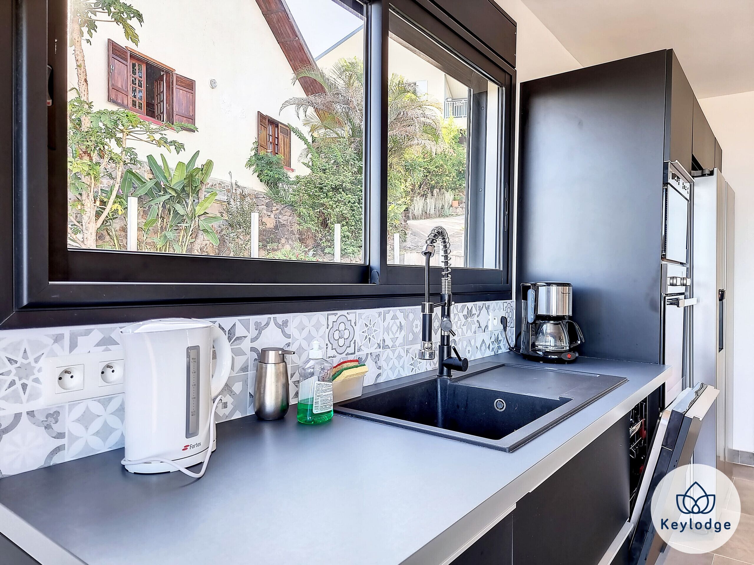 Réfrigérateur, micro-ondes, four, lave-vaisselle