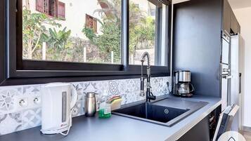 Kylskåp, mikrovågsugn, ugn och diskmaskin