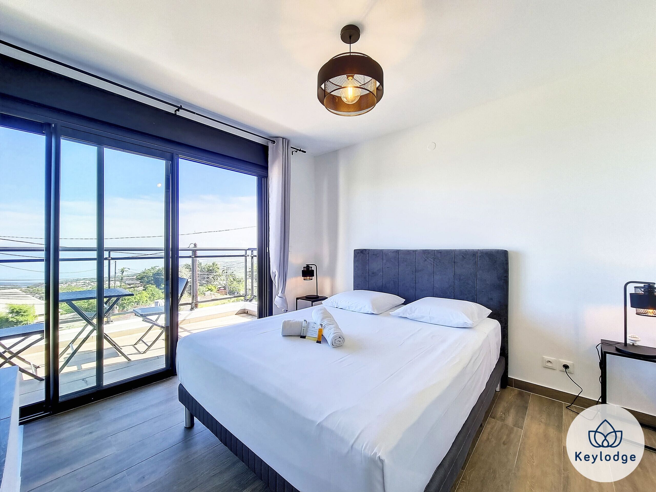 3 chambres, fer et planche à repasser