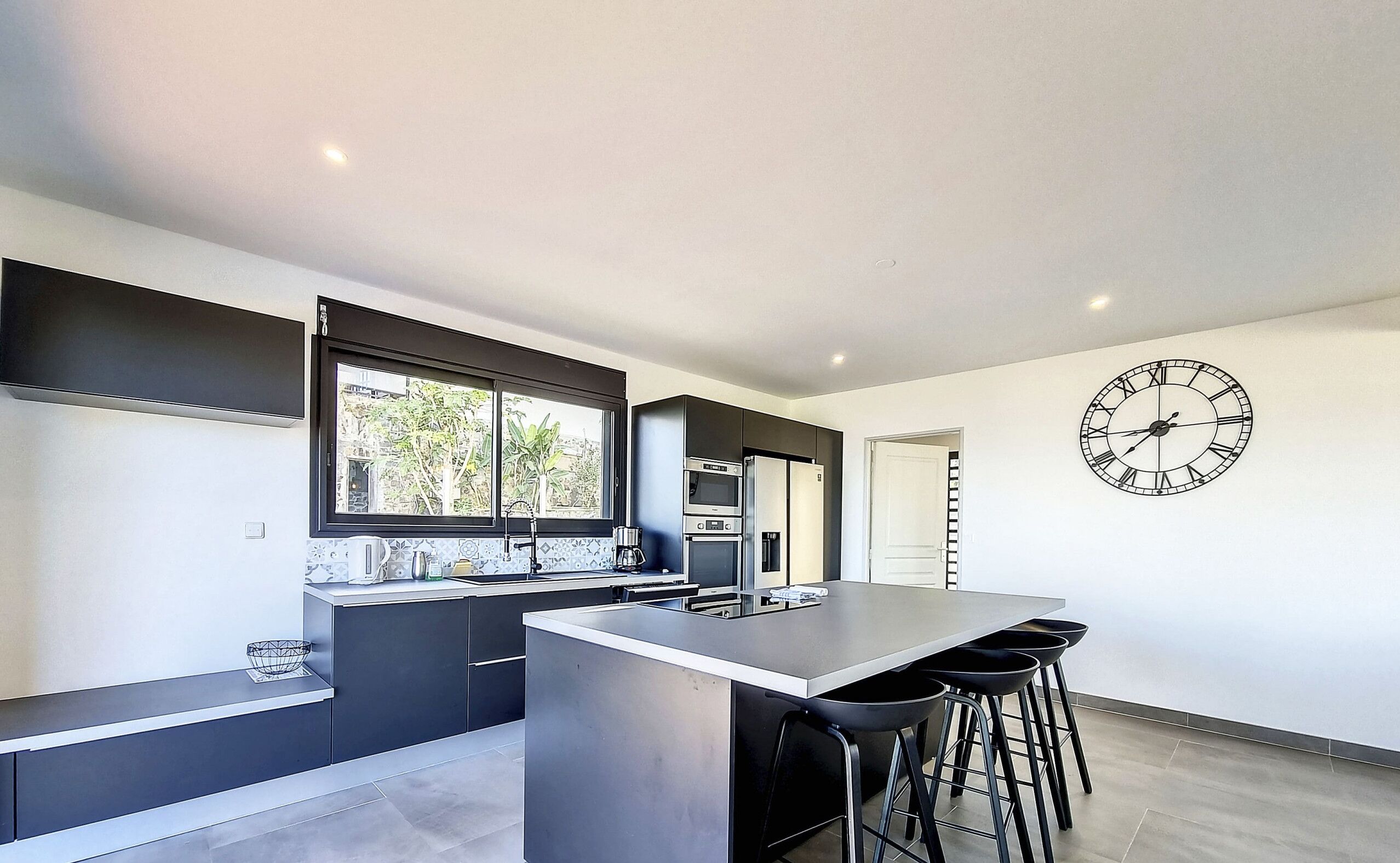 Een koelkast, een magnetron, een oven, een vaatwasser