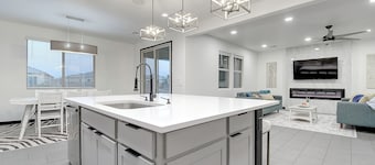 Estrella Mountain 5 Bdrm w/Views, Pool, and Games!