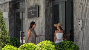 En moderne hotelindgang med et skilt, der viser "SAY Residence".