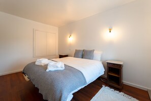 3 Schlafzimmer, Schreibtisch, Bügeleisen/Bügelbrett, Reisekinderbett