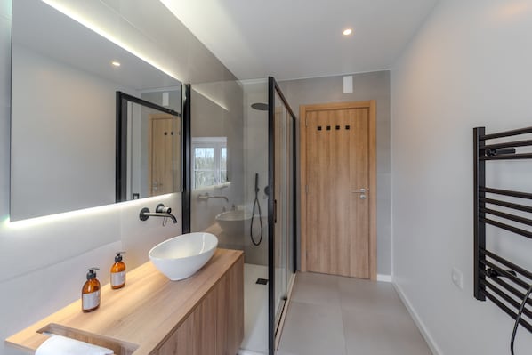 Regadera, amenidades de baño ecológicas, secadora de cabello, toallas