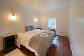 3 Schlafzimmer, Schreibtisch, Bügeleisen/Bügelbrett, Reisekinderbett