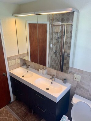 Hair dryer, towels - The Unique cozy studio (Winter Haven)