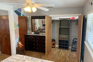 1 quarto, escrivaninha, ferros/tábuas de passar roupa, berço de viagem