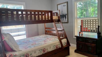 2 habitaciones, escritorio y tabla de planchar con plancha