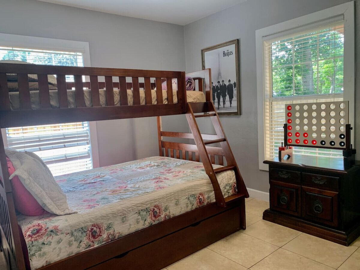 2 soverom, skrivebord, strykejern/-brett og reiseseng for barn