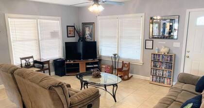 Sweet Cottage 5 mi to Legoland & 0.5 mi to dwntwn