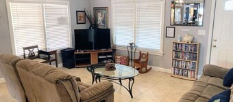 Sweet Cottage 5 mi to Legoland & 0.5 mi to dwntwn