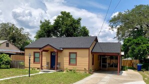 Einbungalow mit Veranda, Garage und kleinem Garten.