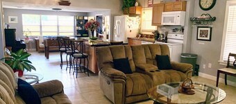 Sweet Cottage 5 mi to Legoland & 0.5 mi to dwntwn