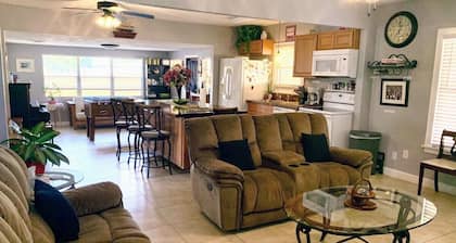 Sweet Cottage 5 mi to Legoland & 0.5 mi to dwntwn