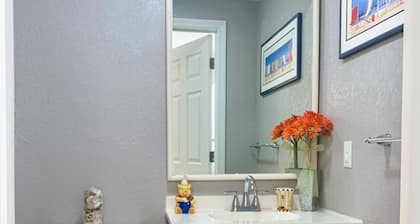 Sweet Cottage 5 mi to Legoland & 0.5 mi to dwntwn