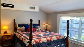 3 bedrooms, desk, iron/ironing board, travel cot