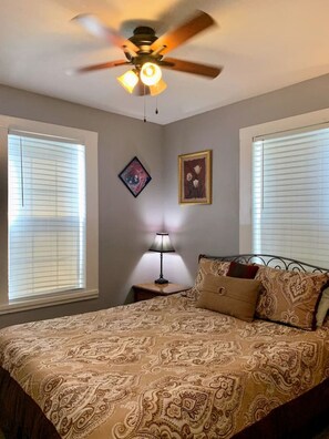 3 sovrum, skrivbord, strykjärn/strykbräda och resesäng