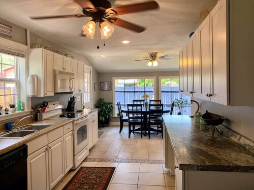 Cozy Bungalow - 5 mi Legoland & 0.5 mi Dwntwn